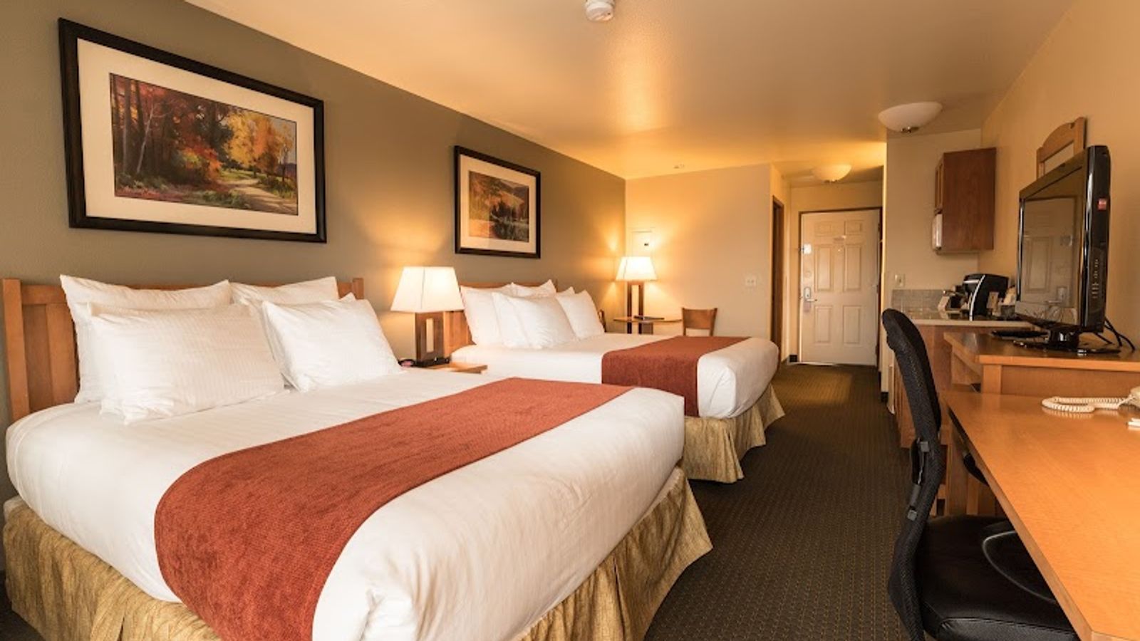 Photo of Lakeside Lodge & Suites