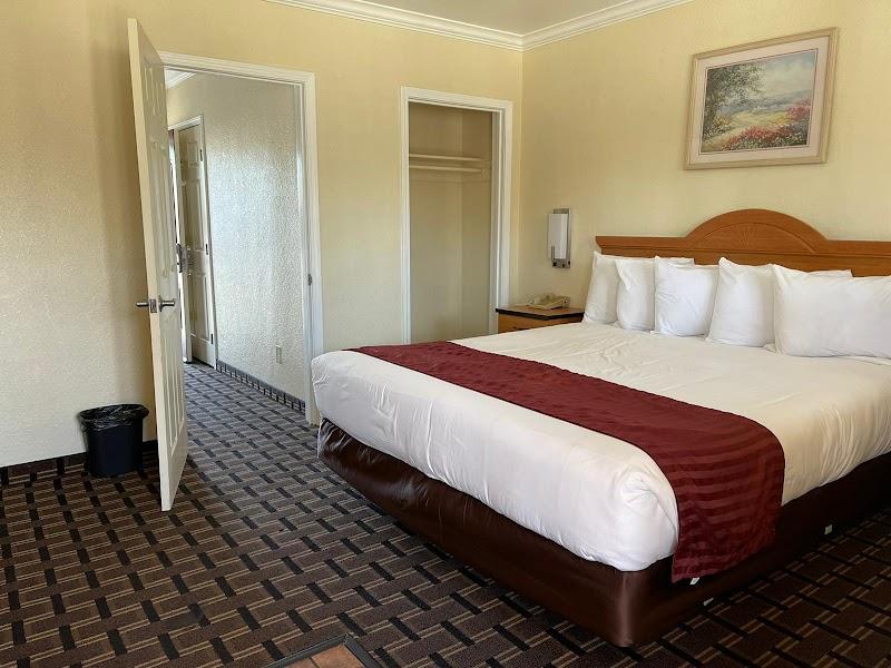 Photo of Riverside Inn & Suites
