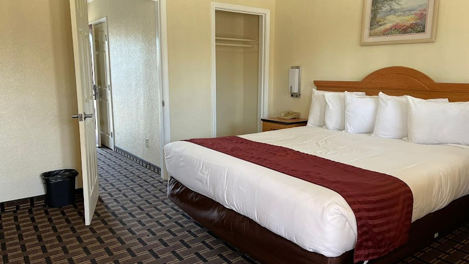 Photo of Riverside Inn & Suites