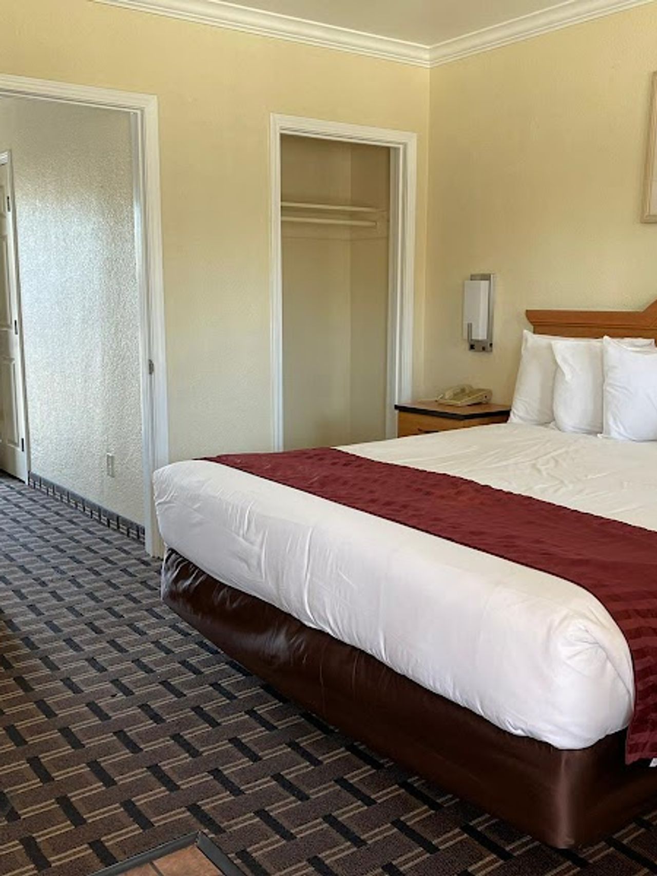 Photo of Riverside Inn & Suites