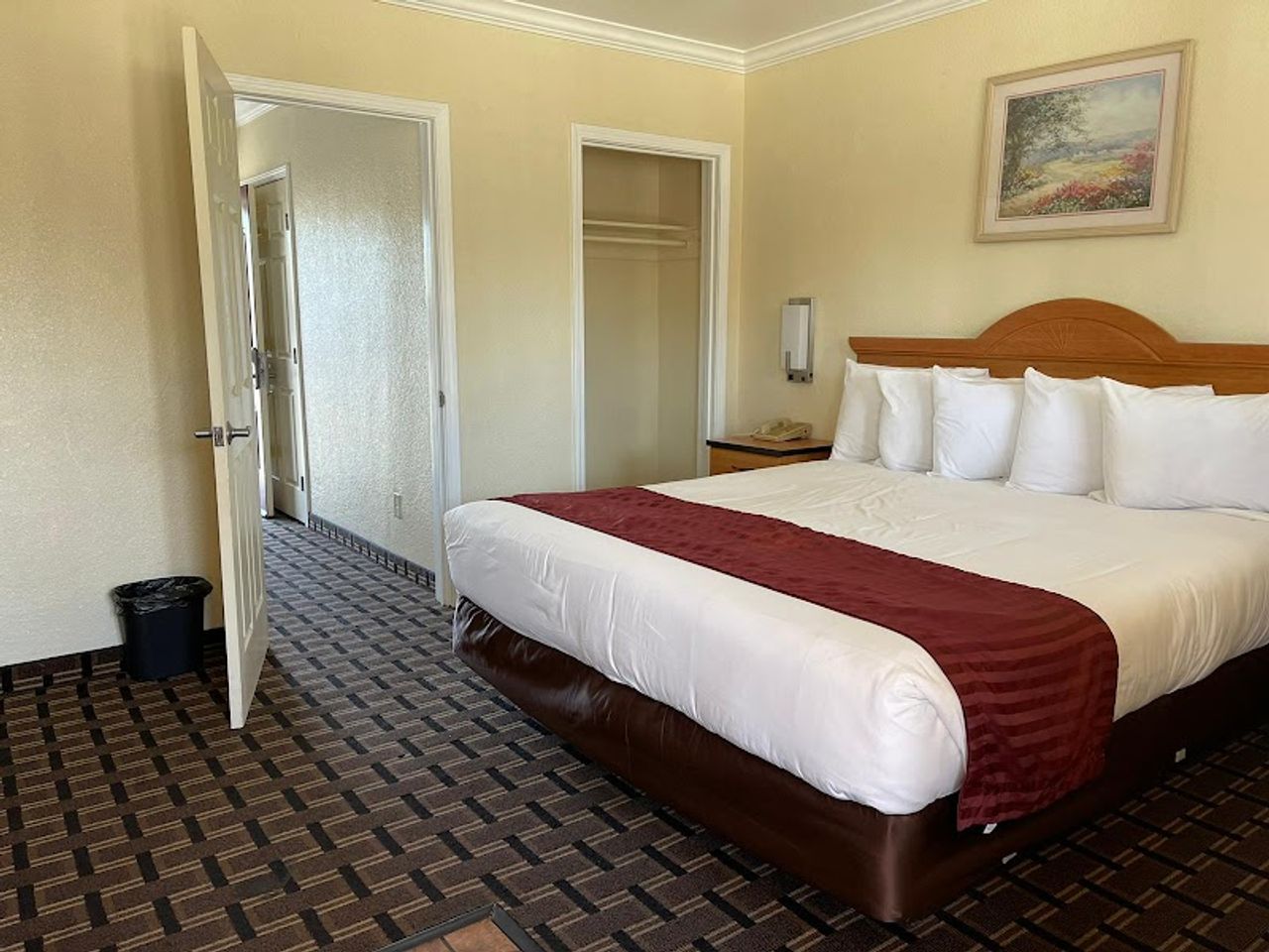 Photo of Riverside Inn & Suites