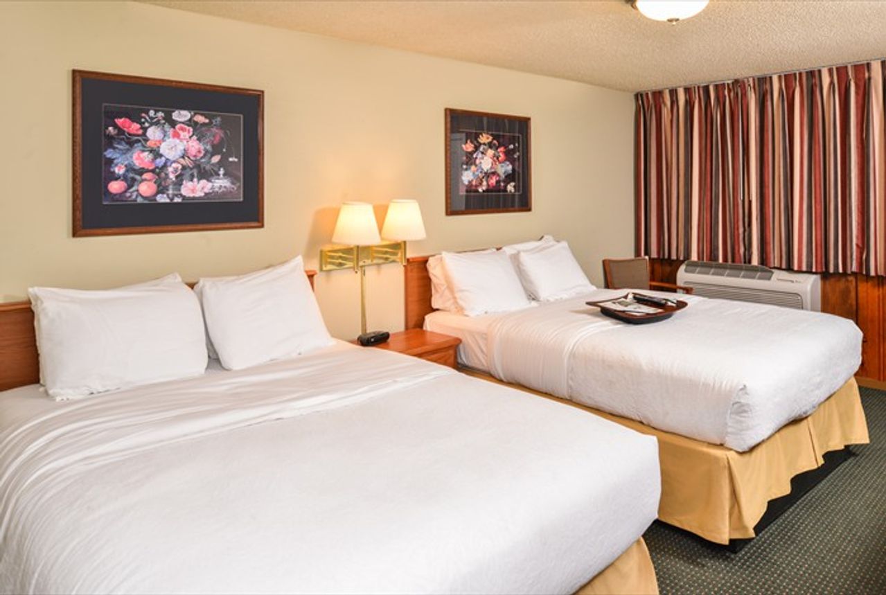Photo of Courtesy Inn Eugene - Room, 2 Queen beds