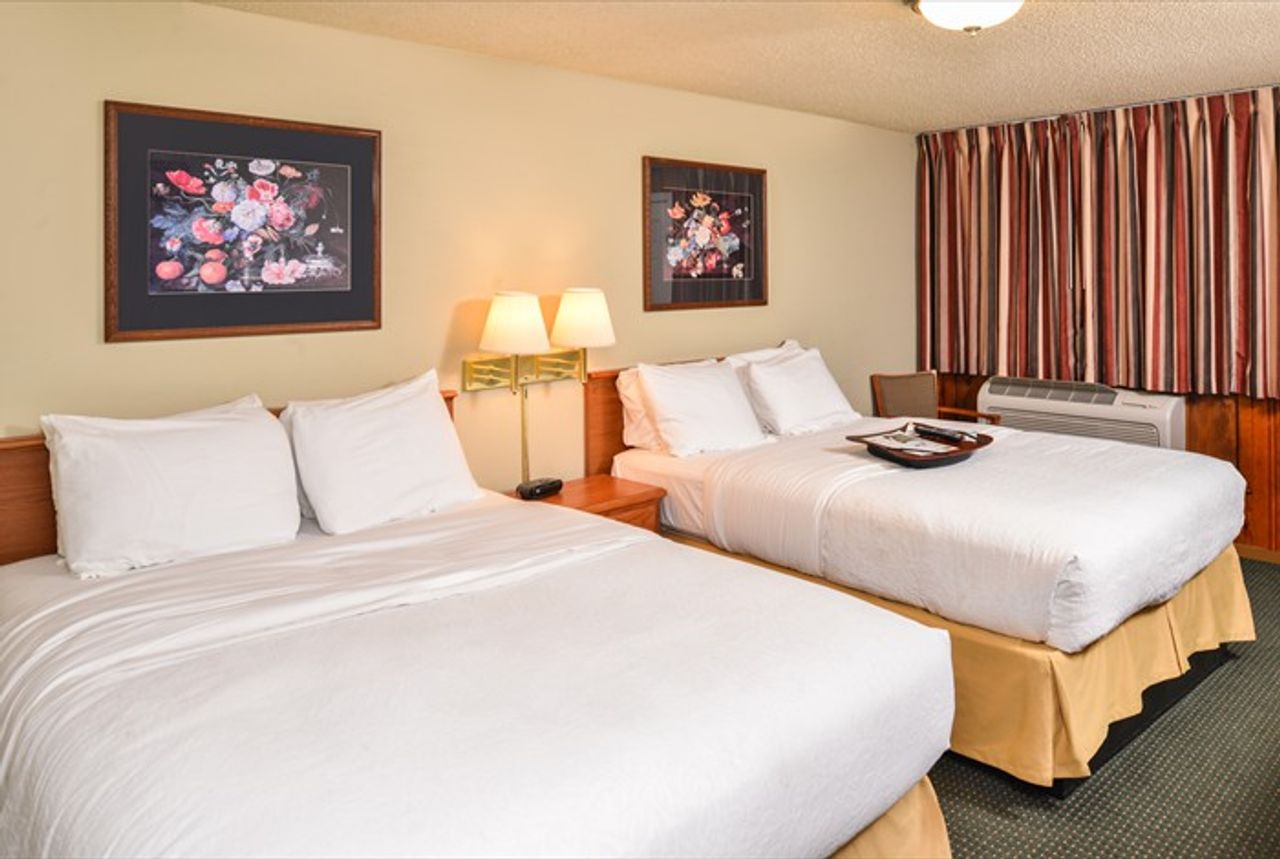 Photo of Courtesy Inn Eugene - Room, 2 Queen beds