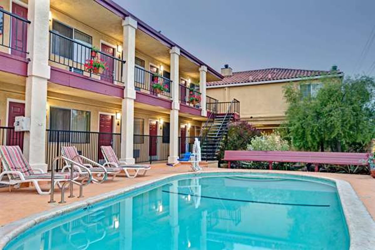 Photo of Super 8 by Wyndham Santa Cruz Beach Boardwalk - Outdoor Pool