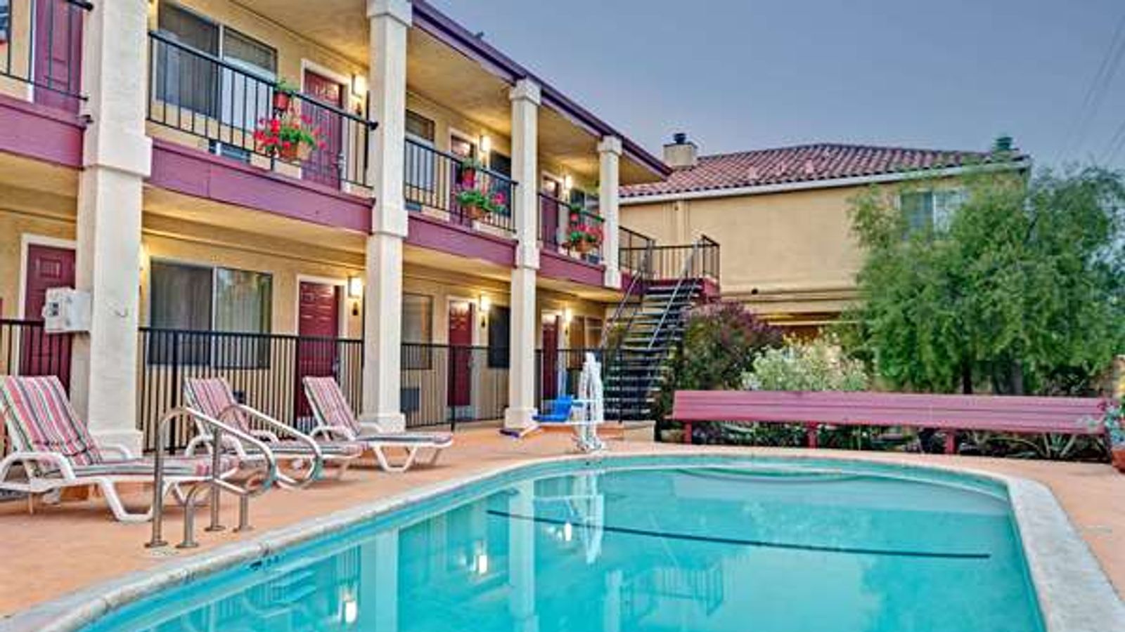 Photo of Super 8 by Wyndham Santa Cruz Beach Boardwalk - Outdoor Pool