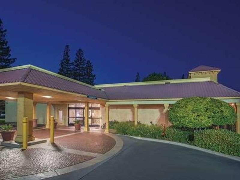 Howard Johnson by Wyndham Sacramento Downtown