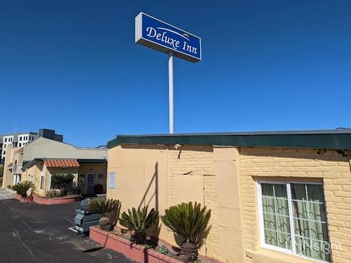 Deluxe Inn