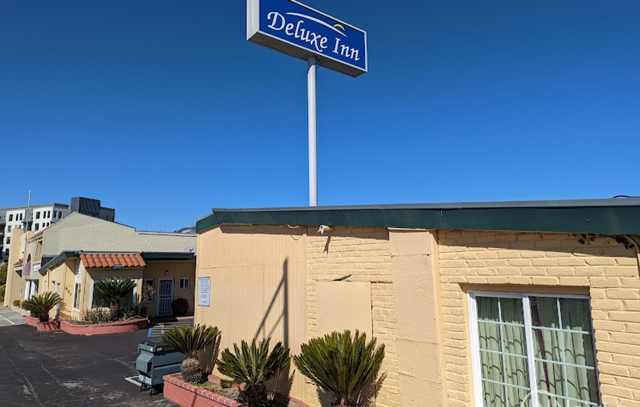 Deluxe Inn