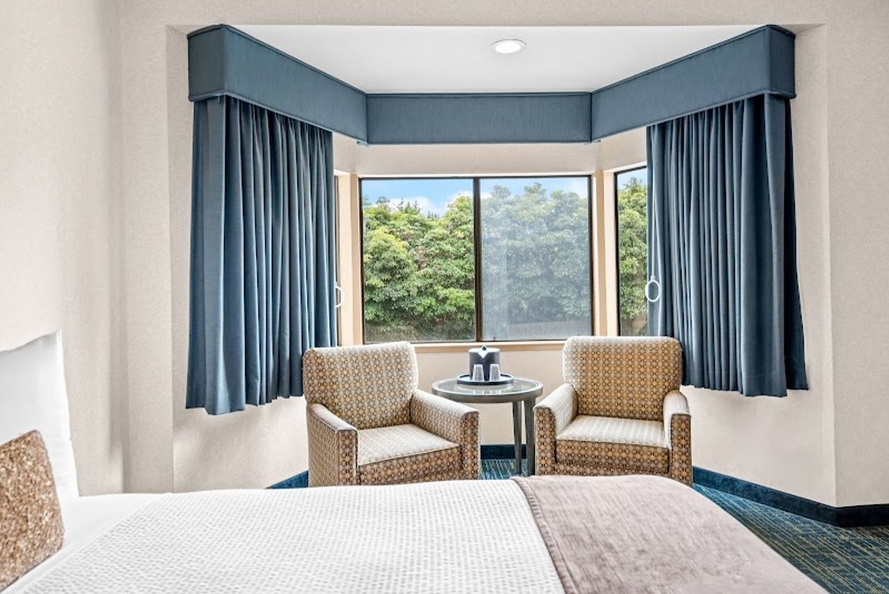 Photo of Best Western De Anza Inn - Room, 2 Queen Beds, Seating area, Large windows