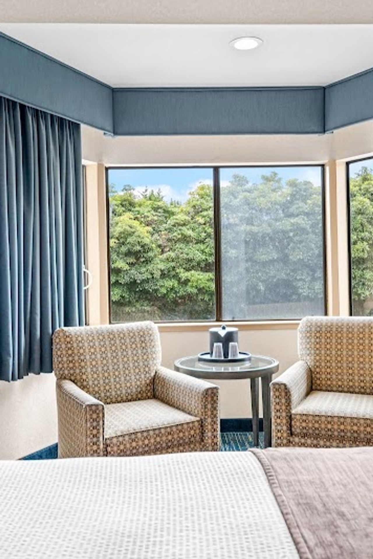 Photo of Best Western De Anza Inn - Room, 2 Queen Beds, Seating area, Large windows
