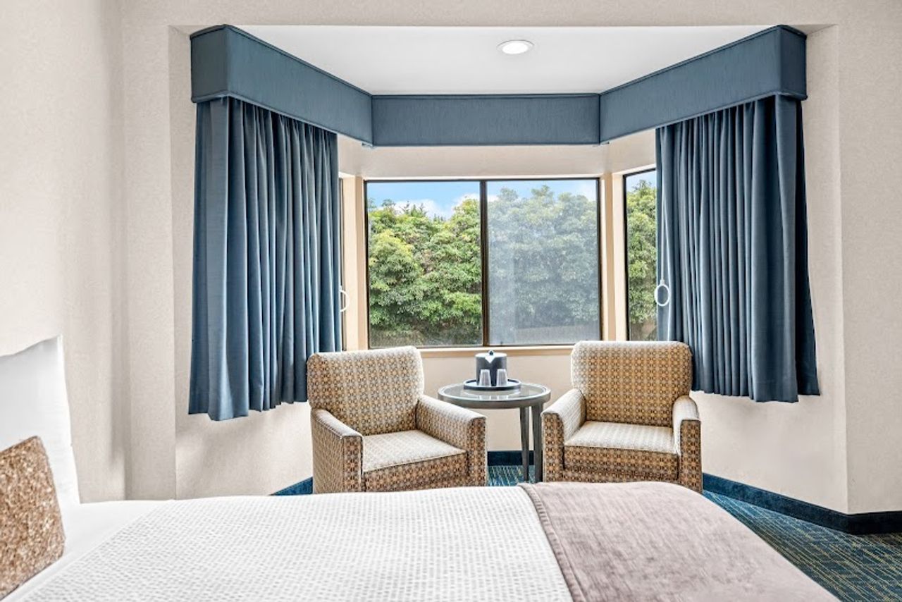 Photo of Best Western De Anza Inn - Room, 2 Queen Beds, Seating area, Large windows