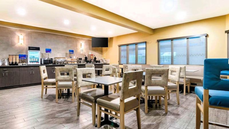 Best Western Columbia River Waterfront Hotel Astoria - complimentary full hot breakfast