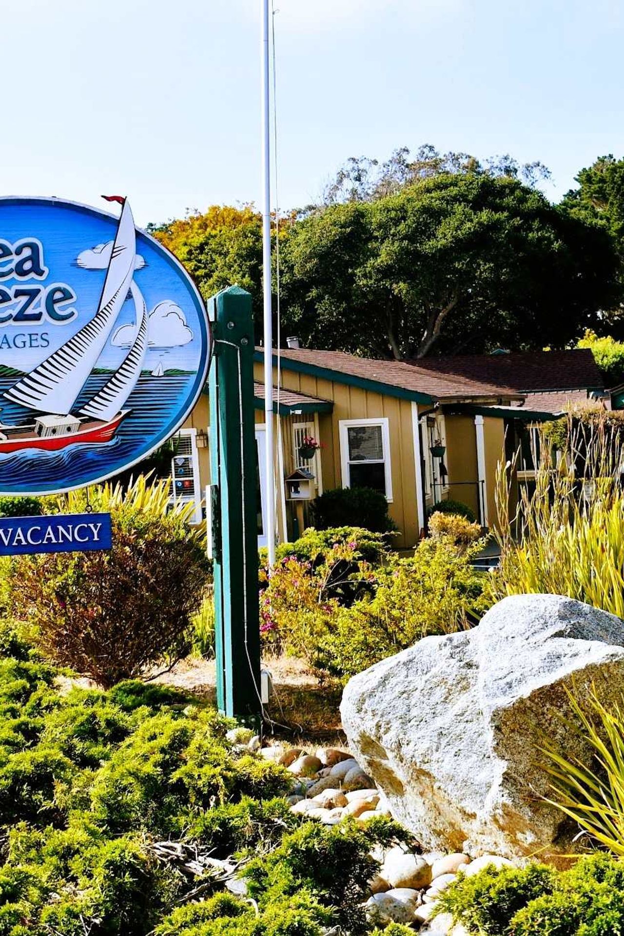Sea Breeze Inn and Cottages - Exterior