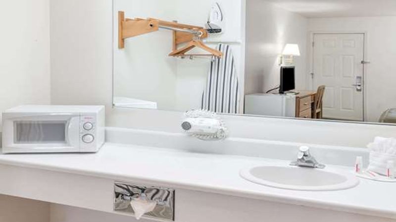 Photo of Howard Johnson by Wyndham Roseburg