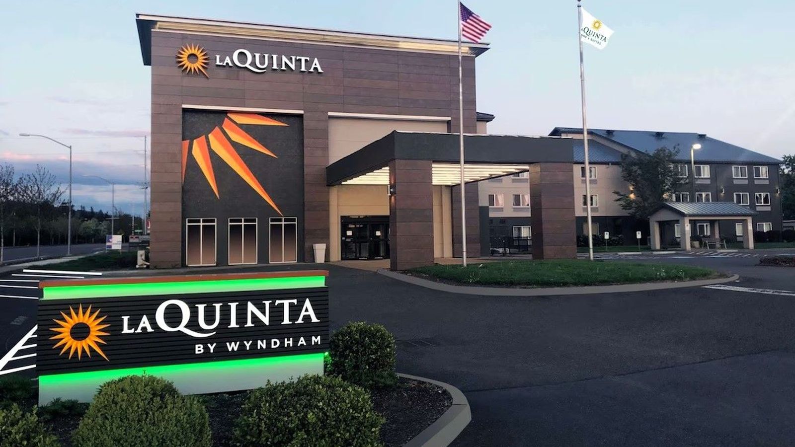 La Quinta Inn & Suites by Wyndham Springfield - Exterior, Property Entrance
