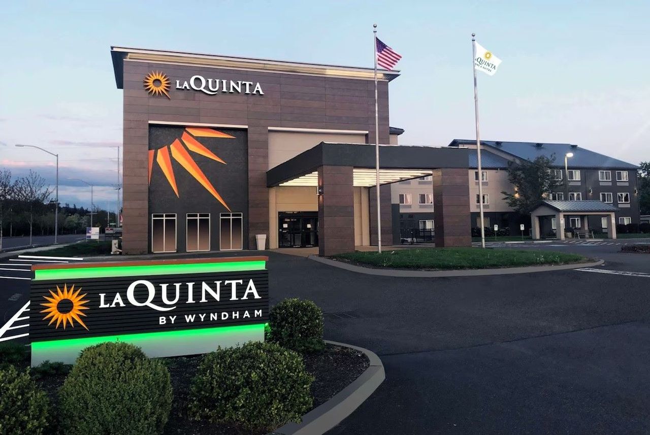 La Quinta Inn & Suites by Wyndham Springfield - Exterior, Property Entrance