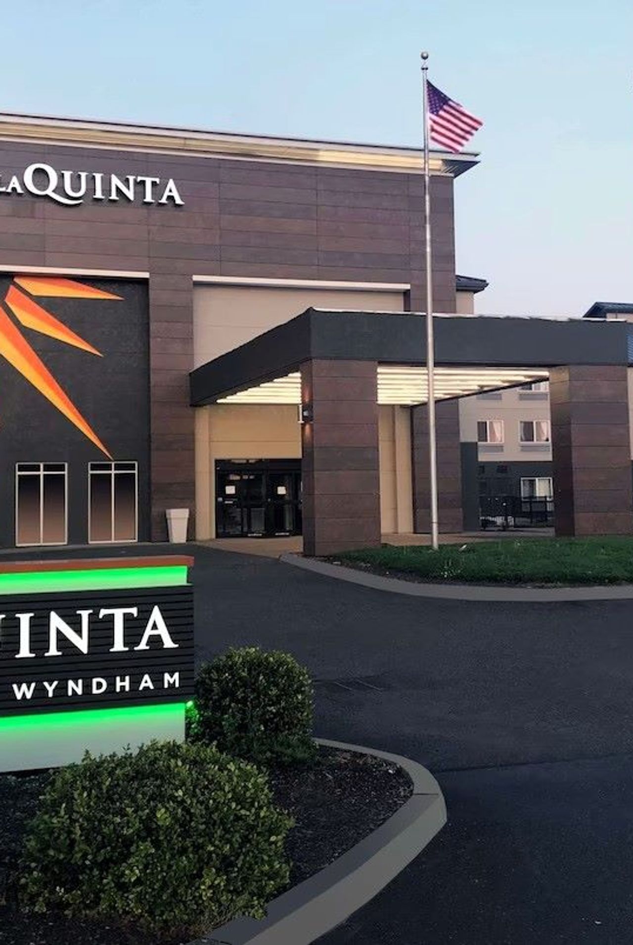 La Quinta Inn & Suites by Wyndham Springfield - Exterior, Property Entrance