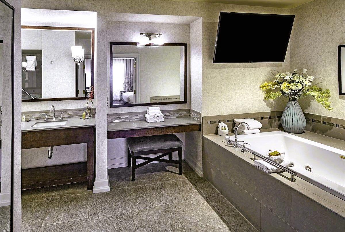 DoubleTree by Hilton Hotel Modesto - Suite, Private Whirlpool Tub