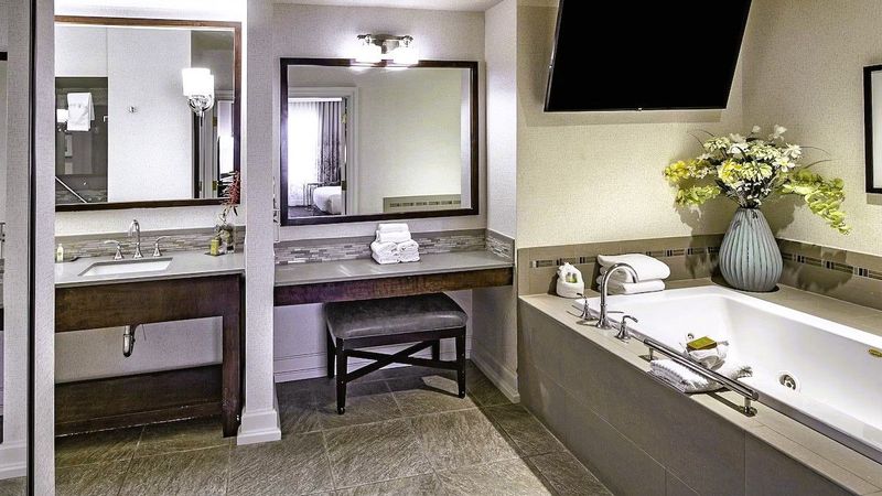 DoubleTree by Hilton Hotel Modesto - Suite, Private Whirlpool Tub