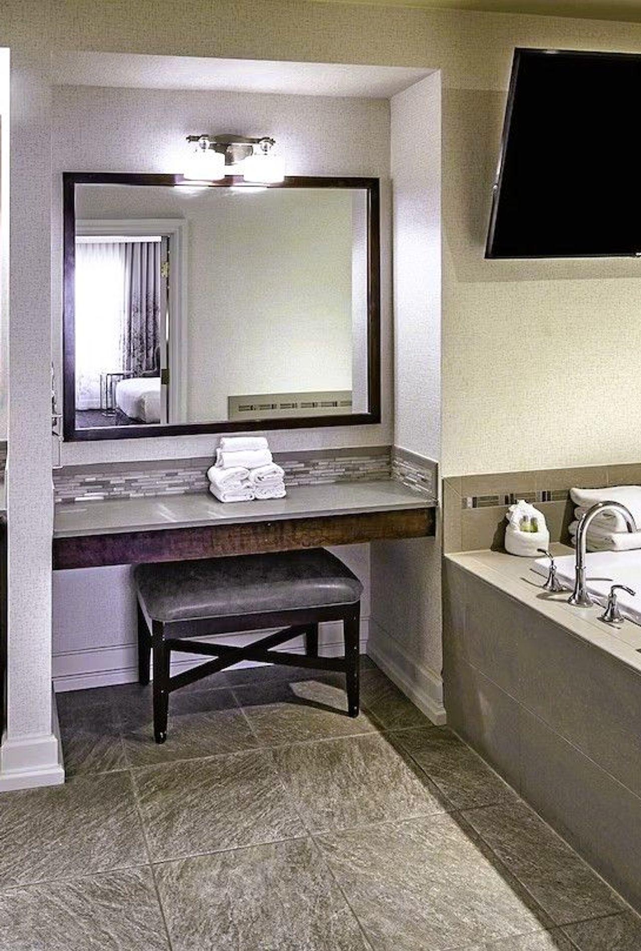 DoubleTree by Hilton Hotel Modesto - Suite, Private Whirlpool Tub