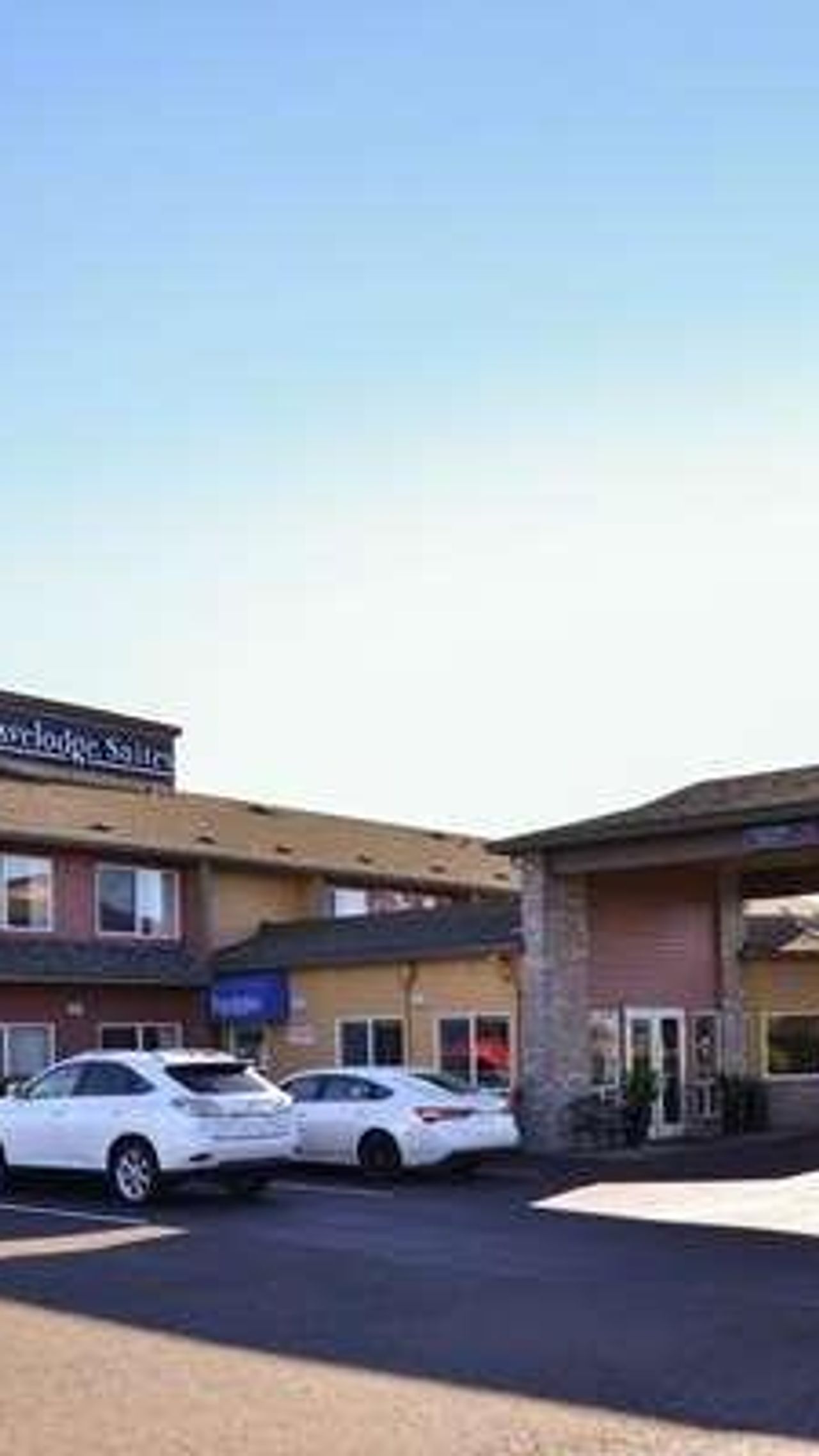 Photo of Travelodge Suites by Wyndham Newberg - Exterior, Property Entrance