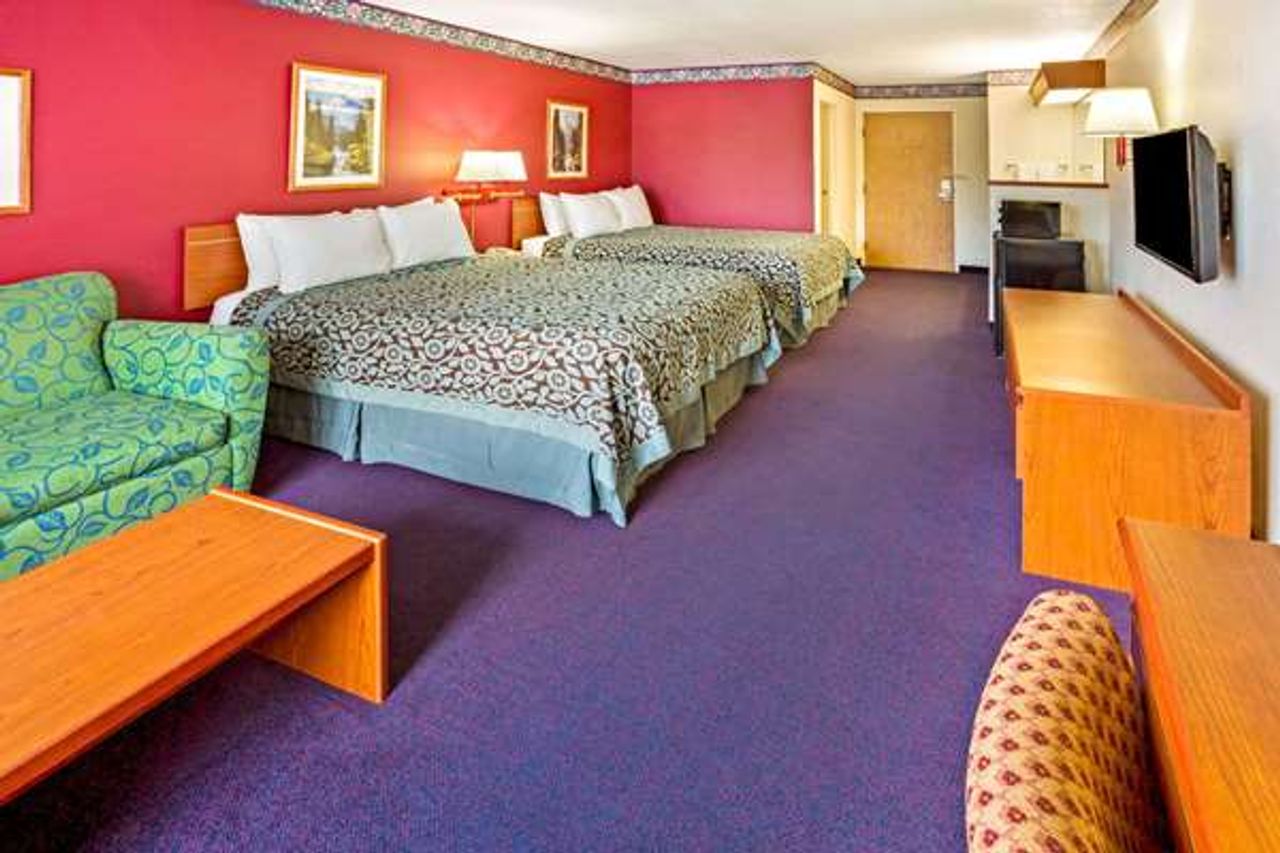 Photo of Days Inn & Suites by Wyndham Gresham