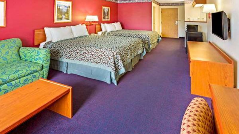 Photo of Days Inn & Suites by Wyndham Gresham