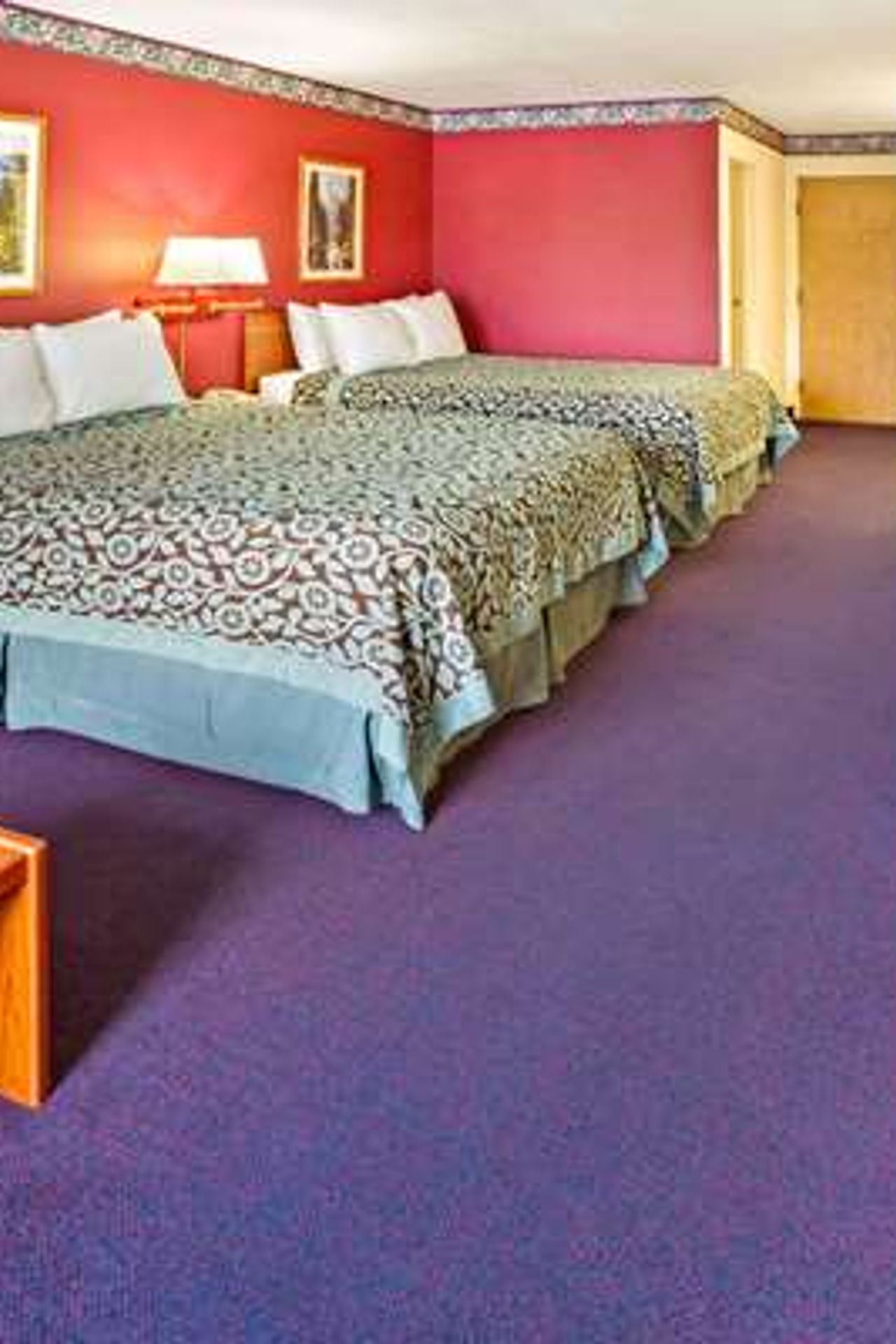 Photo of Days Inn & Suites by Wyndham Gresham