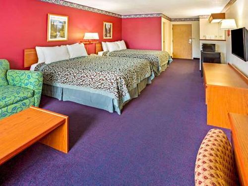 Photo of Days Inn & Suites by Wyndham Gresham