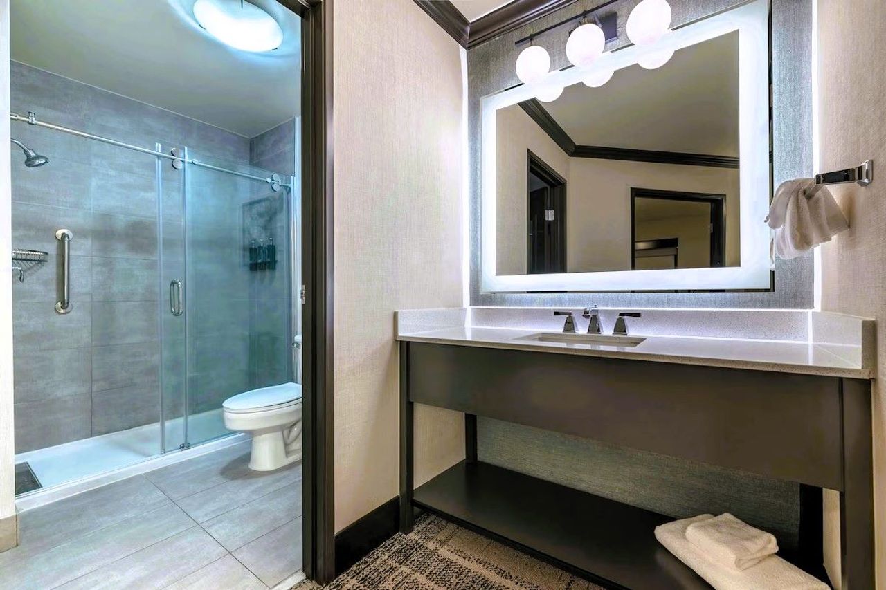 The Newberry Hotel Bend, Tapestry Collection by Hilton - Bathroom