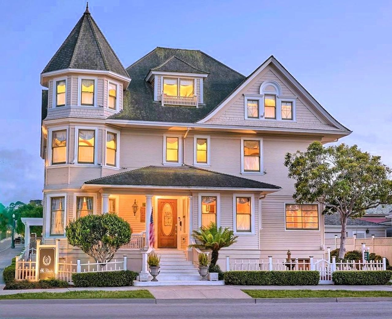 Pacific Grove Inn - Front of Property