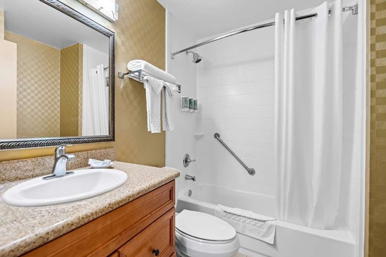 Photo of Best Western De Anza Inn - Bathroom