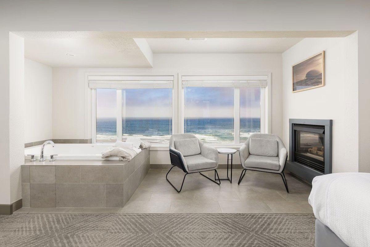 Surfland Hotel - Private in-room Jacuzzi and fireplace