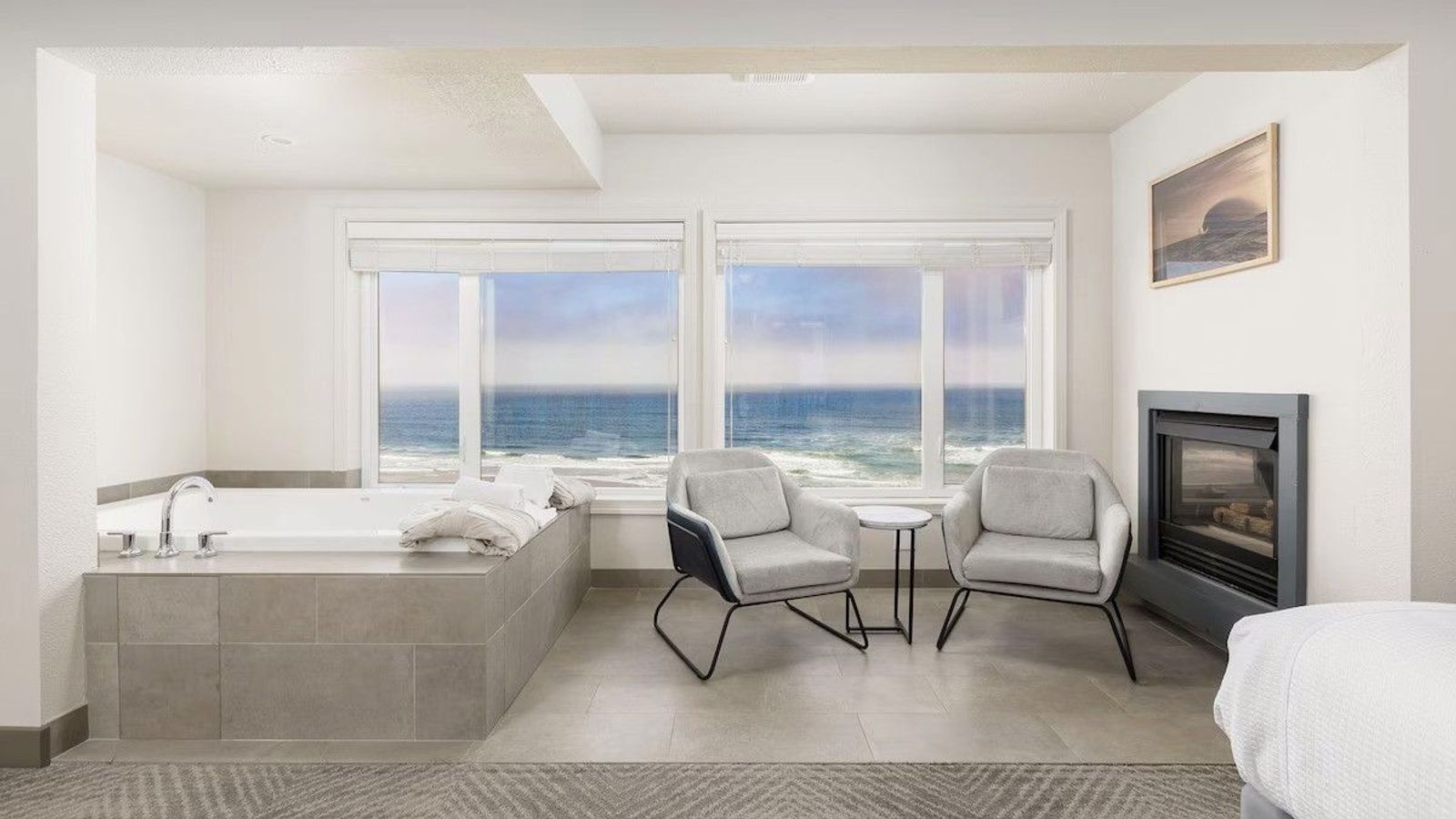 Surfland Hotel - Private in-room Jacuzzi and fireplace