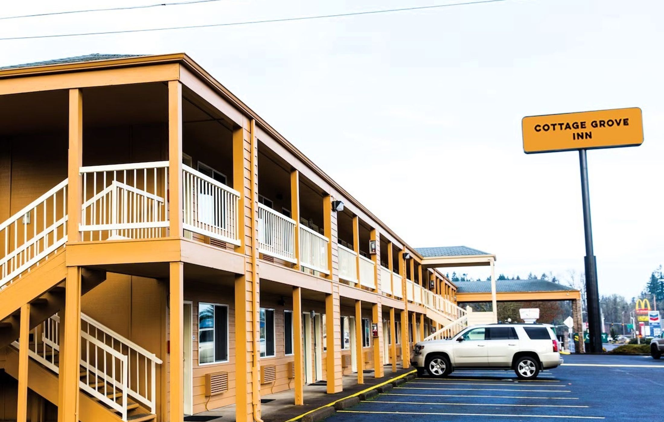 Cottage Grove Inn Exterior