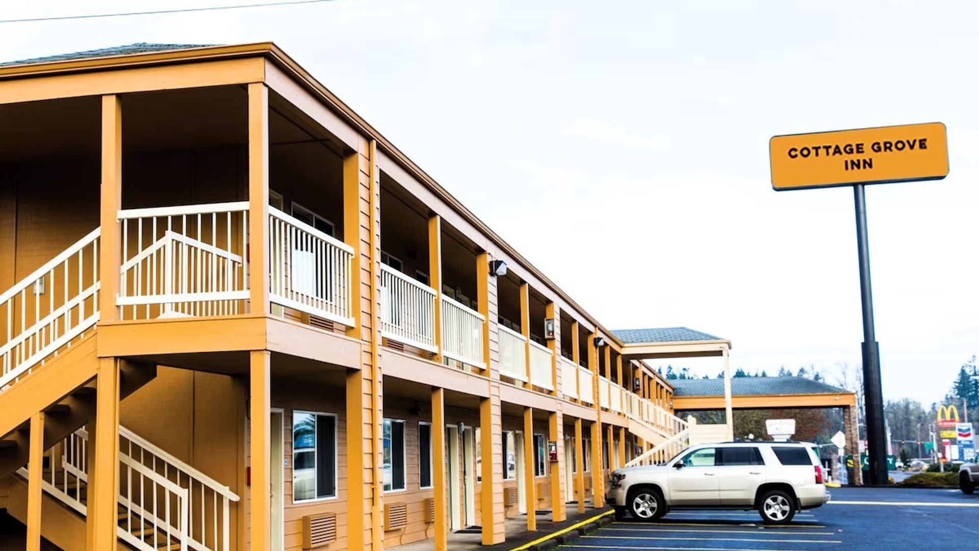 Cottage Grove Inn Exterior