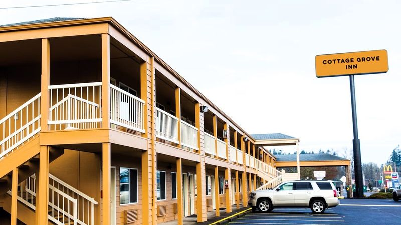 Cottage Grove Inn Exterior