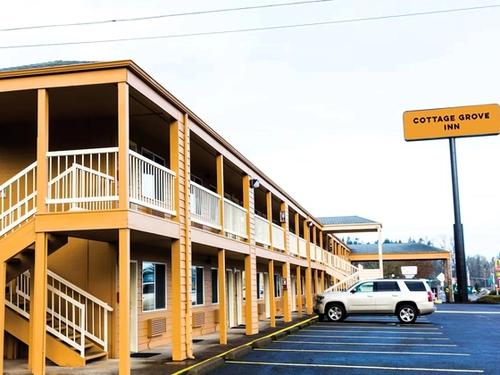Cottage Grove Inn Exterior