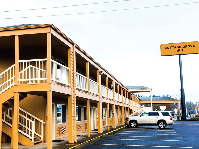 Cottage Grove Inn Exterior