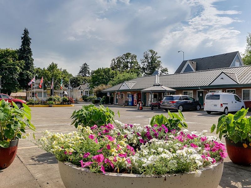 Photo of Courtesy Inn Eugene - Exterior