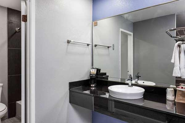 Photo of Super 8 by Wyndham Visalia