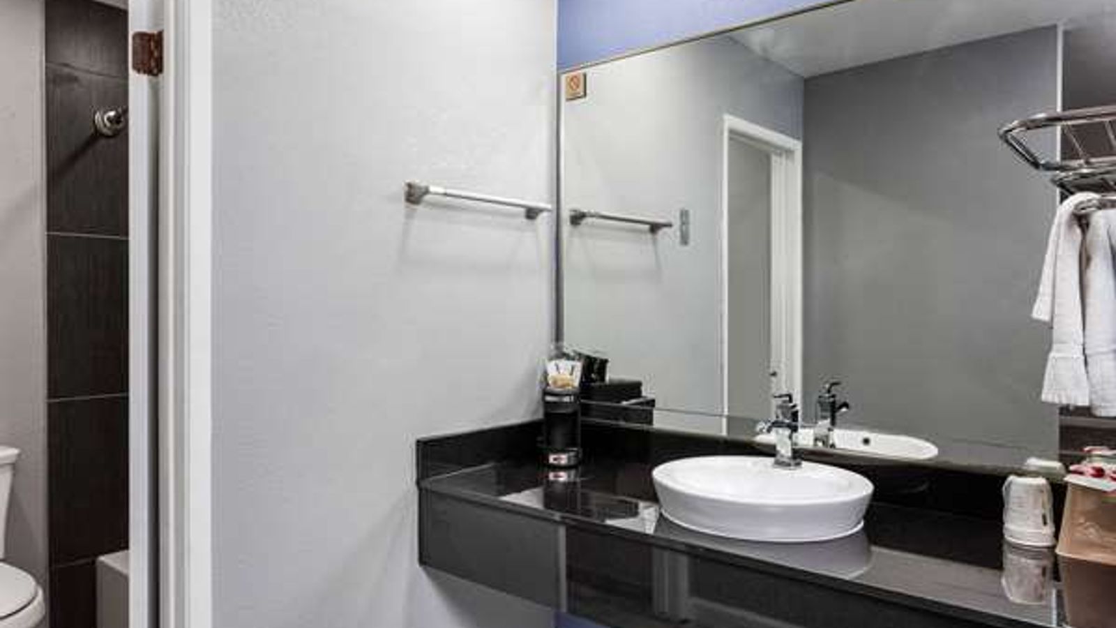 Photo of Super 8 by Wyndham Visalia