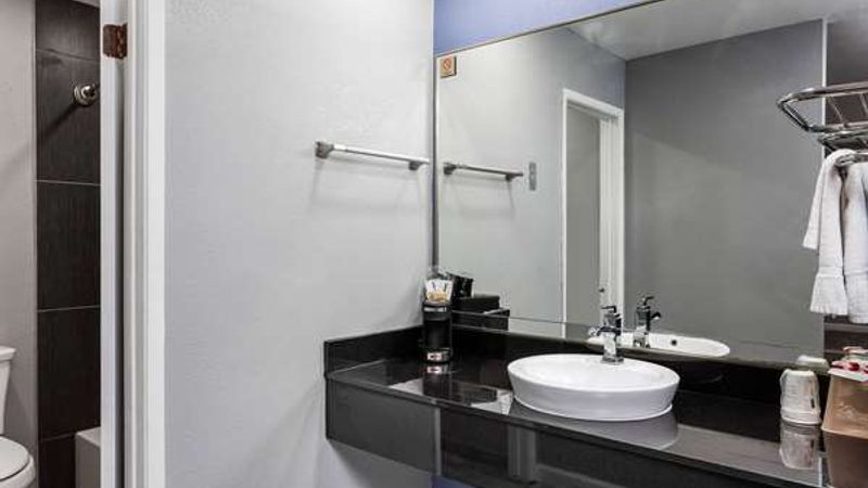 Photo of Super 8 by Wyndham Visalia