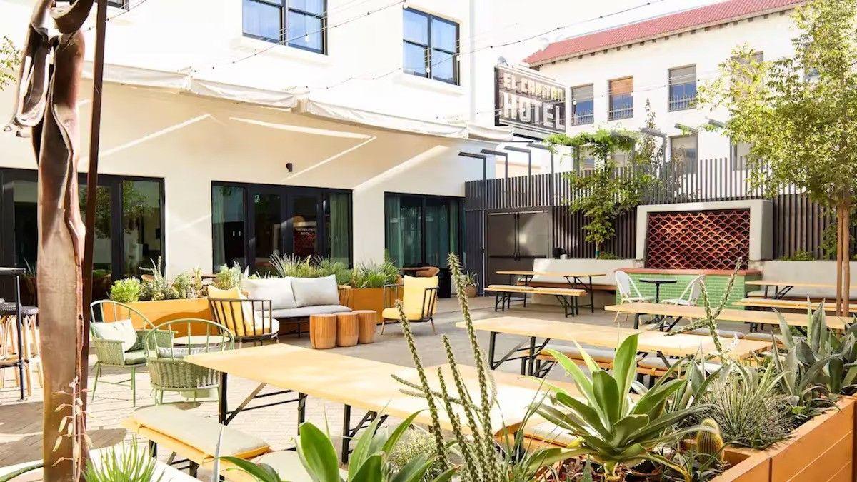 El Capitan Hotel - Outdoor Patio