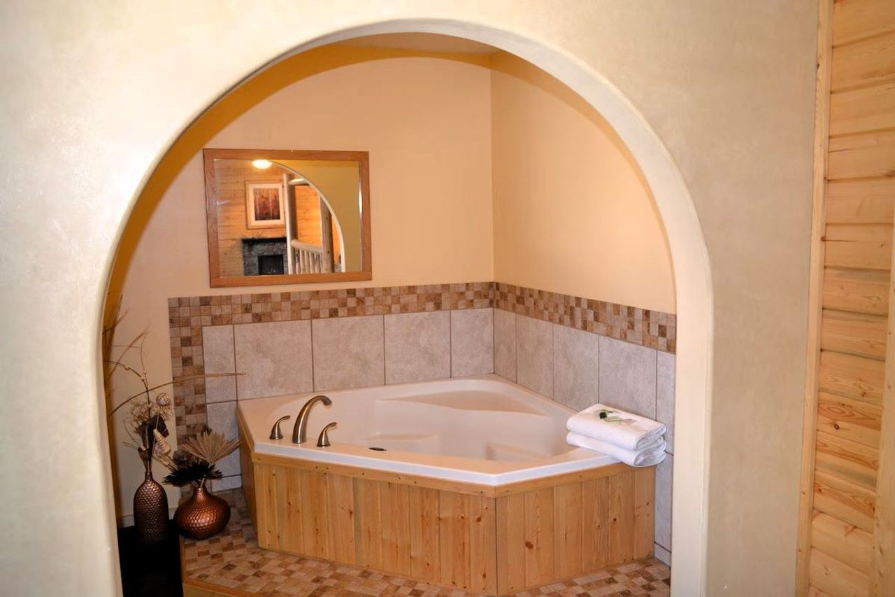 Village Inn Restaurant - Suite with jetted tub and fireplace