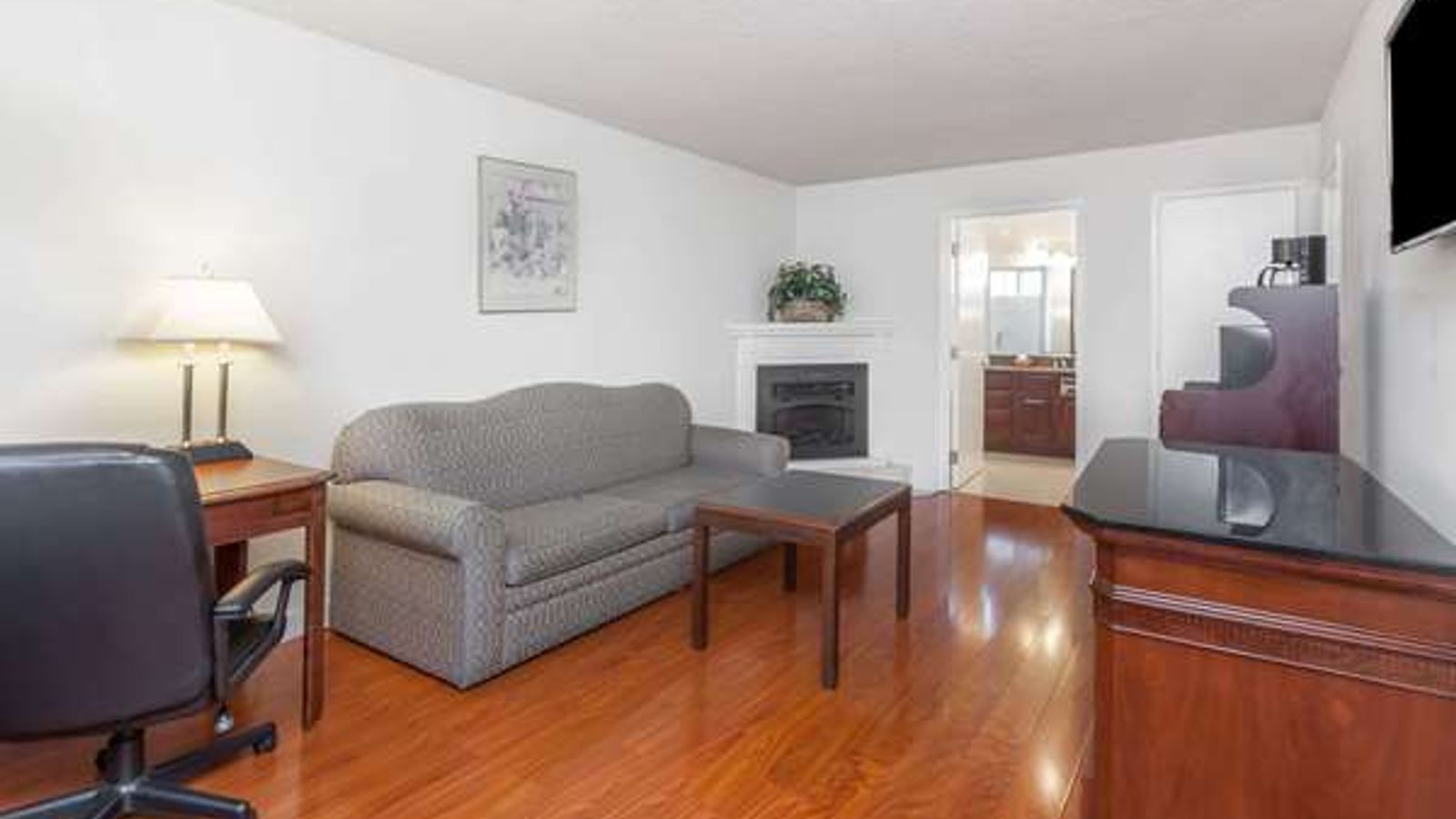 Photo of Days Inn & Suites by Wyndham Sunnyvale