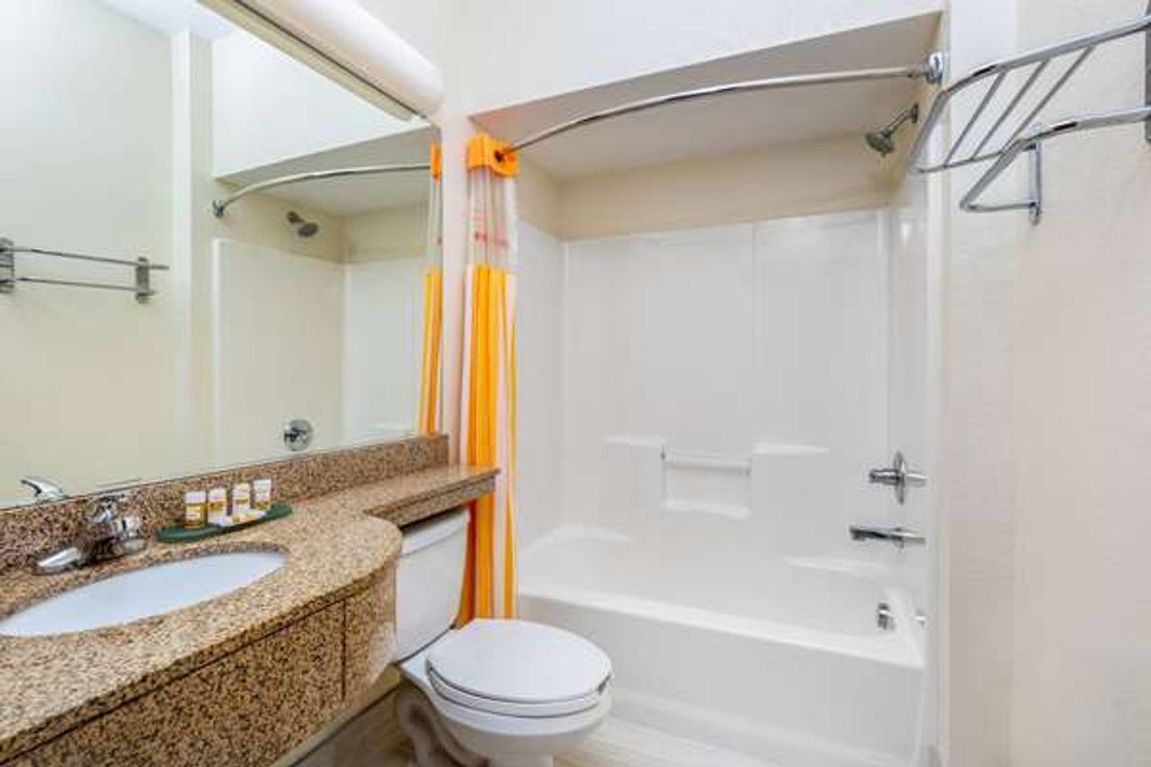 Photo of La Quinta Inn & Suites by Wyndham Tulare - Bathroom