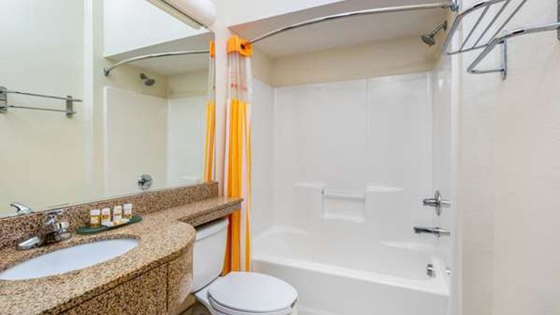 Photo of La Quinta Inn & Suites by Wyndham Tulare - Bathroom