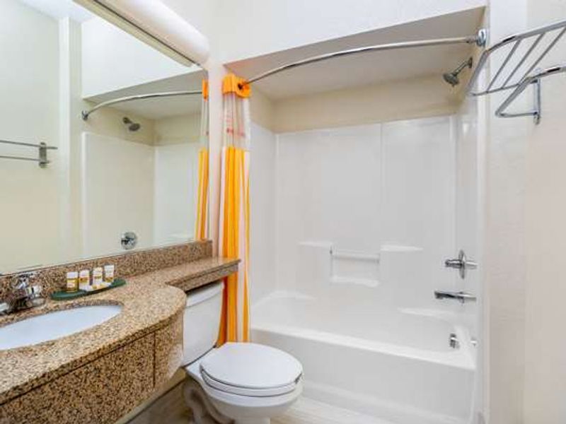 Photo of La Quinta Inn & Suites by Wyndham Tulare - Bathroom