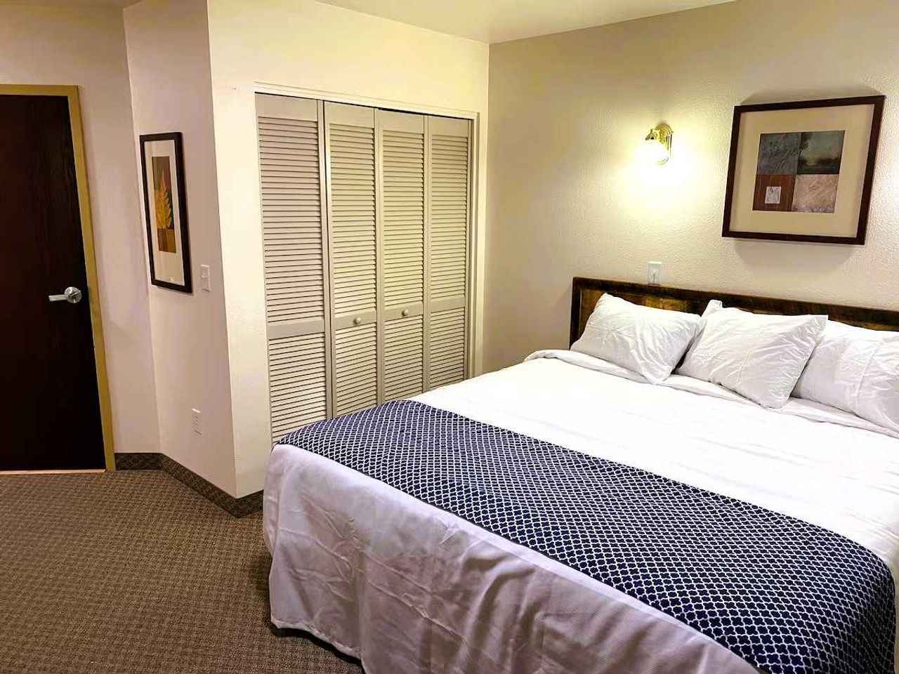 RED ROCK LODGE - Room